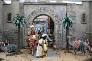 traditionell europäisch Statuette im ein Weihnachten Krippe Geburt Szene foto