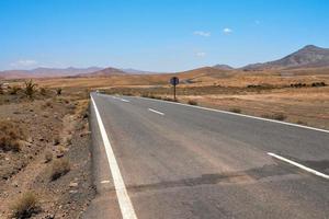 Straße durch das szenisch Landschaft foto