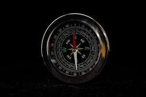 Kompass auf dunkel Hintergrund foto