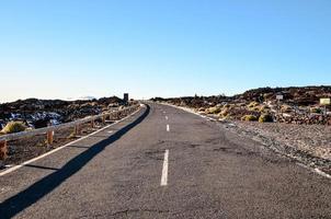 Straße durch das szenisch Landschaft foto