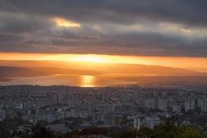 tolle Sonnenuntergang Über das Stadt. Warna, Bulgarien foto