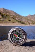 Kompass auf einem Felsen foto