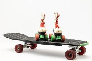 Rollschuhe und Skateboard foto
