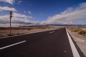 Straße durch das szenisch Landschaft foto