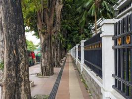 ein Bürgersteig zum Fußgänger im Surabaya, Indonesien. Nein Menschen foto