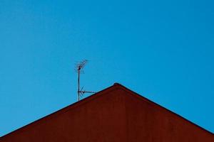 TV-Antenne auf dem Dach eines Hauses foto