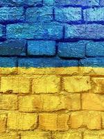 ukrainisch Flagge gemalt auf Backstein Mauer foto