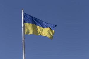 ukrainisch Zustand Flagge auf Fahnenstange im mykolaiv foto