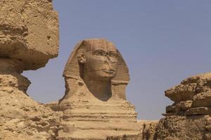 Sphinx im Gizeh unter uralt Ruinen foto