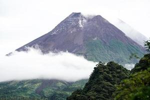 Aussicht von montieren Merapi im das Morgen, und leicht bedeckt durch Wolken. möglicherweise eruptiv Vulkan. foto
