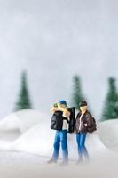 Miniatur Menschen Backpacker Reise im Winter Zeit foto