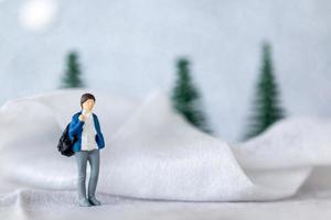 Miniatur Menschen Frau Reise im Winter Zeit foto