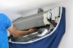 Klimaanlagen-Reinigungsservice mit Wasserspray foto
