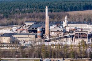 Antenne Panorama- Aussicht von Rohre wie von ein alt verlassen Fabrik foto