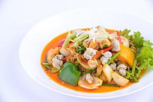 thailändisch Lieblings Lebensmittel. rühren gebraten Mist mit Curry auf das Weiß Gericht. foto