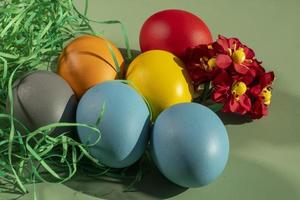 bunt Eier symbolisieren Ostern. Ostern minimal Konzept. foto