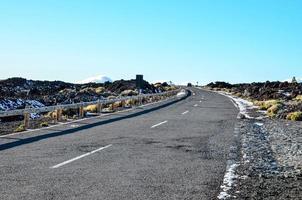 Straße durch das szenisch Landschaft foto