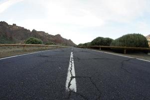 Straße durch das szenisch Landschaft foto