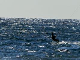 Kitesurfer beim Sonnenuntergang foto