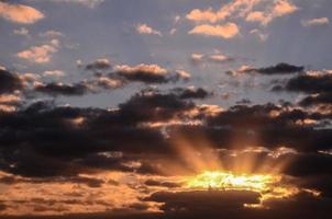 bunter Himmel bei Sonnenuntergang foto