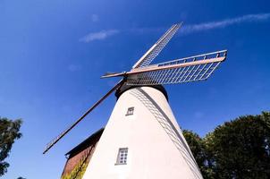 traditionelle windmühle unter blauem himmel foto