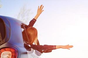 zu Abenteuer. Mädchen ist ruhen und genießen Reise. glücklich Mädchen Fahrten im Auto stellen foto