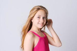 Porträt glücklich zärtlich Teenager Mädchen mit Blau Augen und Sommersprossen, suchen foto