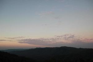 Sonnenaufgang Sonnenuntergang Himmel mit Wolken Über das Berg Aussicht Hintergrund foto