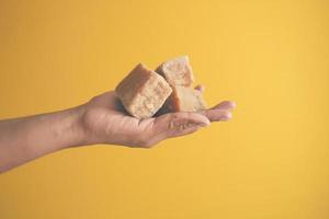 Jaggery traditionell Stock Zucker Würfel auf Hand foto