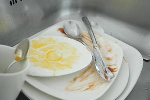 schmutzig Geschirr und Platten im das sinken foto