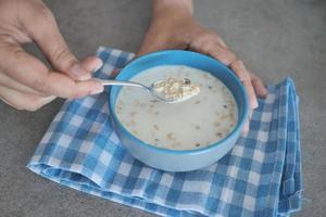 muslimisch gemischt mit Milch im ein Schüssel foto