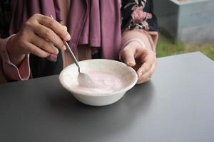 frisch Früchte gemischt mit Joghurt im ein Schüssel auf Tabelle foto