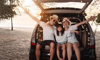 glücklich Familie mit Auto Reise und Camping Straße Reise. Sommer- Ferien im Auto im das Sonnenuntergang, Papa, Mama und Tochter glücklich Reisen genießen zusammen Fahren im Feiertage, Menschen Lebensstil Reiten durch Automobil. foto