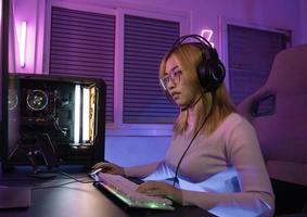 asiatisch Frau Spieler abspielen Computer Video Spiel Konzept. foto