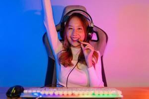 asiatisch Spieler spielen online Video Spiel gewinnen aufgeregt auf pc mit Beleuchtung Wirkung, Übertragung Streaming Leben beim heim. Spieler und E-Sport online Spielen Technologie Meisterschaft Turnier Spieler Konzept. foto