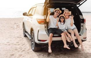 Familie mit Auto Reise Fahren Straße Ausflug Sommer- Ferien im Auto im das Sonnenuntergang, Papa, Mama und Tochter glücklich Reisen genießen Ferien und Entspannung zusammen erhalten das Atmosphäre und gehen zu Ziel foto