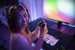 asiatisch Frau Spieler abspielen Computer Video Spiel Konzept. foto