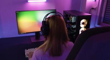 asiatisch Frau Spieler abspielen Computer Video Spiel Konzept. foto