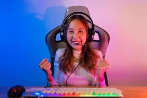 asiatisch Spieler spielen online Video Spiel gewinnen aufgeregt auf pc mit Beleuchtung Wirkung, Übertragung Streaming Leben beim heim. Spieler und E-Sport online Spielen Technologie Meisterschaft Turnier Spieler Konzept. foto