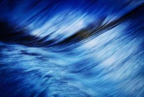 verschwommenes blaues Wasser foto