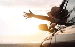 Schrägheck Auto Reise Fahren Straße Ausflug von Frau Sommer- Ferien im Auto beim Sonnenuntergang, Mädels glücklich Reisen genießen Ferien und Entspannung mit freunde zusammen erhalten das Atmosphäre und gehen zu Ziel foto