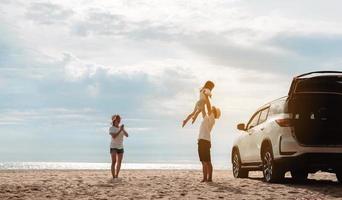 glückliche familie mit autoreise road trip. sommerferien im auto im sonnenuntergang, vater, mutter und tochter glücklich reisen genießen zusammen fahren in den ferien, menschen lebensstil fahren mit dem auto. foto