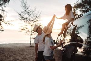 Familie mit Auto Reise Fahren Straße Ausflug Sommer- Ferien im Auto im das Sonnenuntergang, Papa, Mama und Tochter glücklich Reisen genießen Ferien und Entspannung zusammen erhalten das Atmosphäre und gehen zu Ziel foto