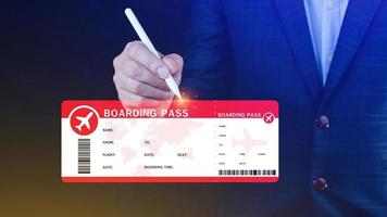 Hand halten Einsteigen bestehen Tickets Luft Reise Konzept, wählen Überprüfung elektronisch Flug Fahrkarte. foto