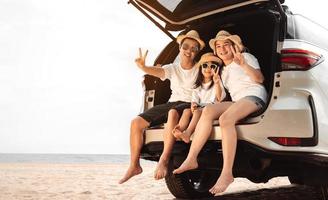 Familie mit Auto Reise Fahren Straße Ausflug Sommer- Ferien im Auto im das Sonnenuntergang, Papa, Mama und Tochter glücklich Reisen genießen Ferien und Entspannung zusammen erhalten das Atmosphäre und gehen zu Ziel foto