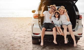 Familie mit Auto Reise Fahren Straße Ausflug Sommer- Ferien im Auto im das Sonnenuntergang, Papa, Mama und Tochter glücklich Reisen genießen Ferien und Entspannung zusammen erhalten das Atmosphäre und gehen zu Ziel foto