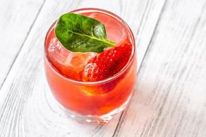 Glas von Erdbeere Basilikum Limonade Cocktail foto