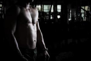 sexy Körper von muskulös jung asiatisch Mann im Fitnessstudio. Konzept von Gesundheit Pflege, Übung Fitness, stark Muskel Masse, Körper Erweiterung, Fett die Ermäßigung zum Herren Gesundheit Ergänzung Produkt Präsentation. foto