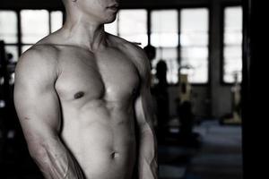 sexy Körper von muskulös jung Soldat asiatisch Mann im Fitnessstudio. Konzept von Gesundheit Pflege, Übung Fitness, stark Muskel Masse, Körper Erweiterung, Fett die Ermäßigung zum Herren Gesundheit Ergänzung Produkt Präsentation. foto