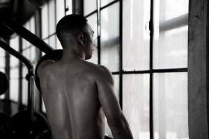 sexy Körper von muskulös jung Soldat asiatisch Mann im Fitnessstudio. Konzept von Gesundheit Pflege, Übung Fitness, stark Muskel Masse, Körper Erweiterung, Fett die Ermäßigung zum Herren Gesundheit Ergänzung Produkt Präsentation.
